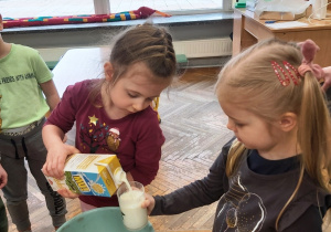 Dziewczynki wlewają mleko